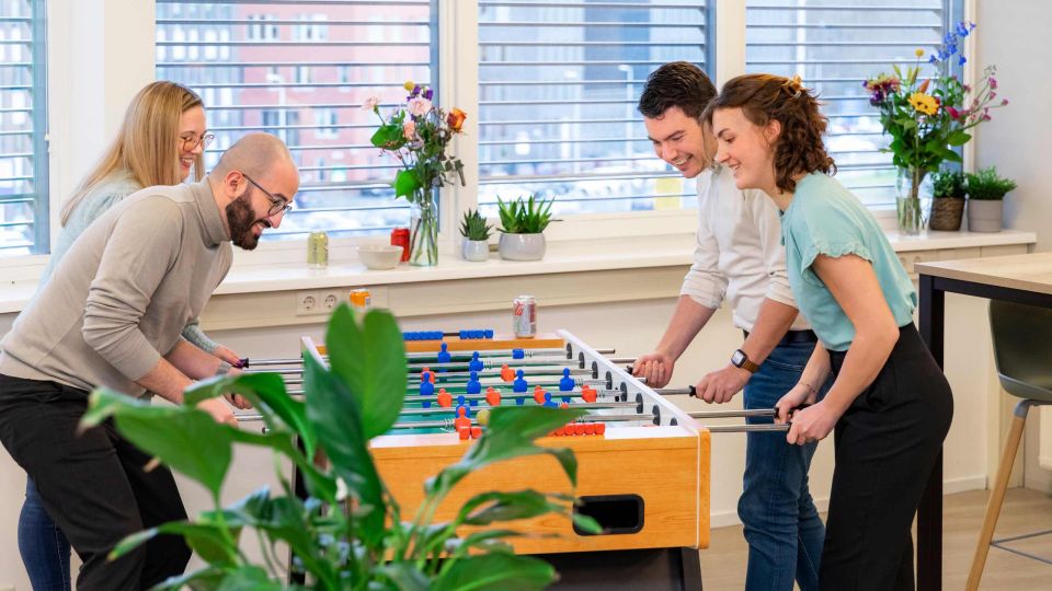 Collega's spelletje aan het spelen